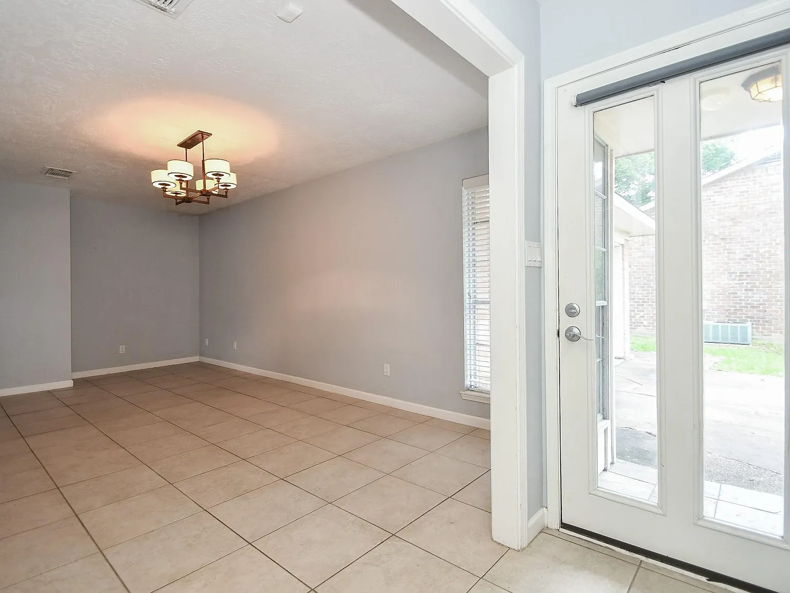 3 bed, 2.0 bath, 1746 sqft, $2,295 — Photo 4
