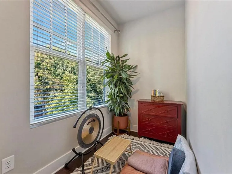 734 Taylor Ct NE — Photo 16