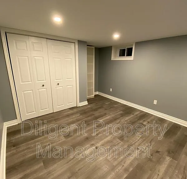 369 Applegrove Ave #LOWER — Photo 21