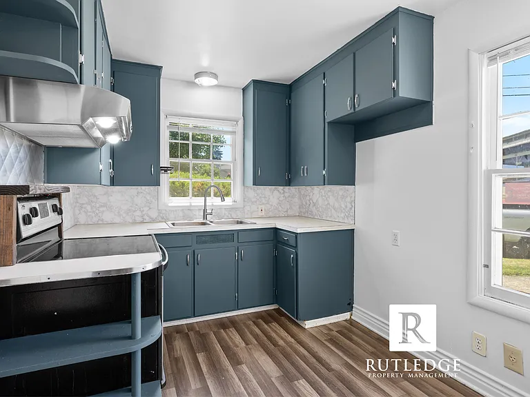 307 Monroe St — Photo 9