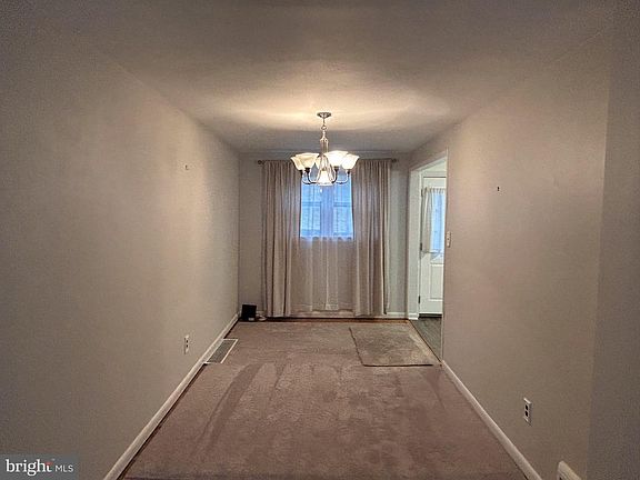 3rd image of 588 N Sycamore Ave