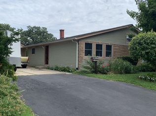 1263 Navajo Dr, Carpentersville, IL 60110
