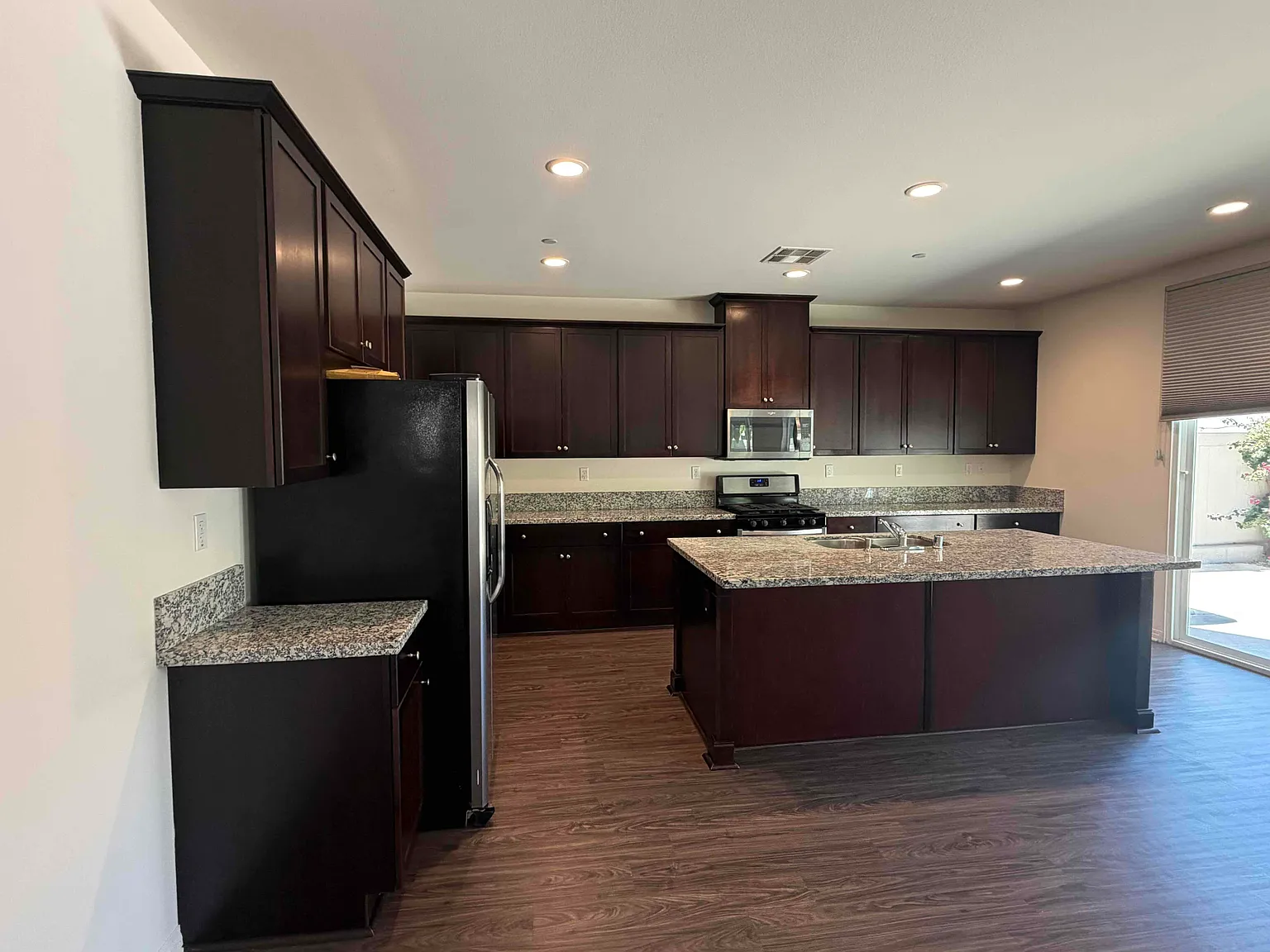 4 bed, 2477 sqft, $3,595 — Photo 4