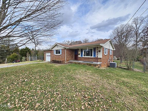 3rd image of 1520 Sylvan Dr