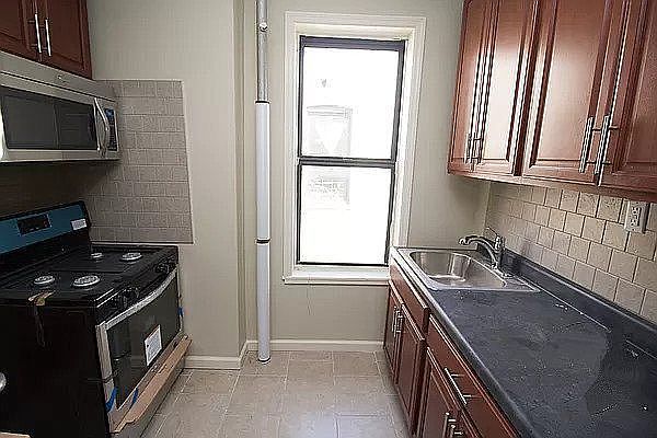 2nd image of 552 Parkside Ave #8
