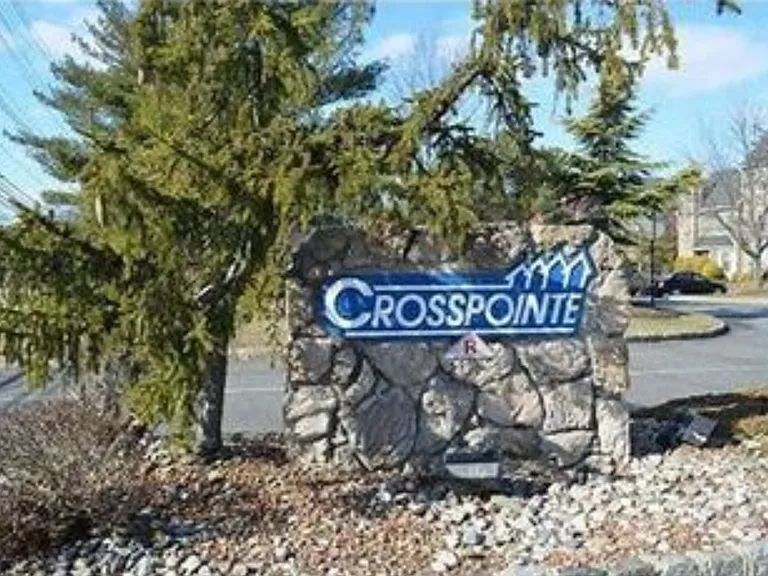 274 Crosspointe Dr — Photo 1