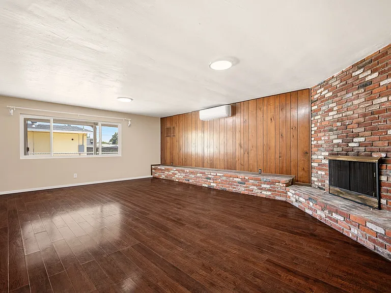 327 1/2 S Lincoln Pl — Photo 4