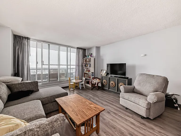 13910 Stony Plain Rd NW — Photo 35