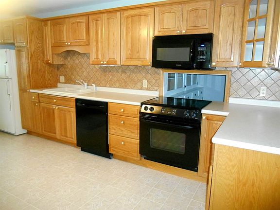 2nd image of 39 Clarkson Ave