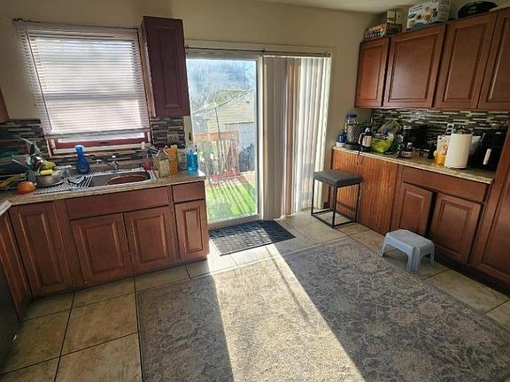 5th image of 1310 E Henry St