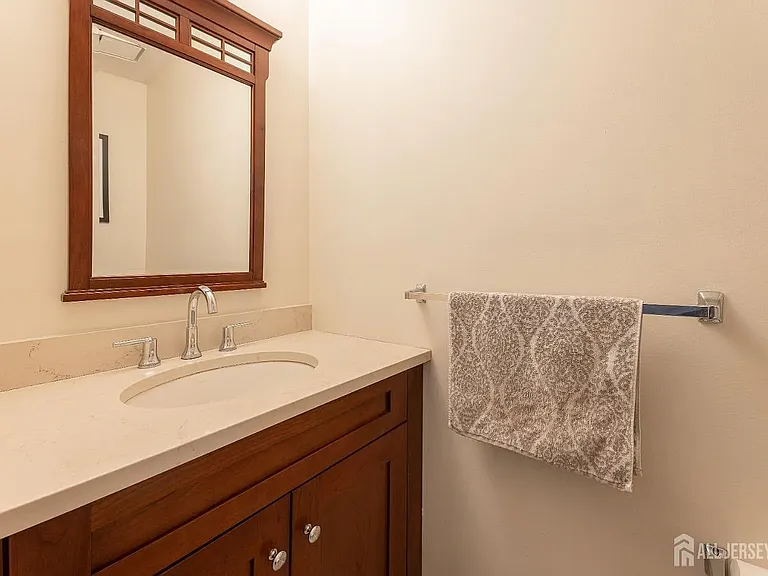 220 Hampshire Ct — Photo 17