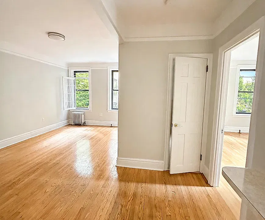 253 W 16th St