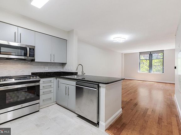 4th image of 1021 N Garfield St APT 327