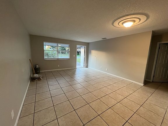 4th image of 2442 Queen St
