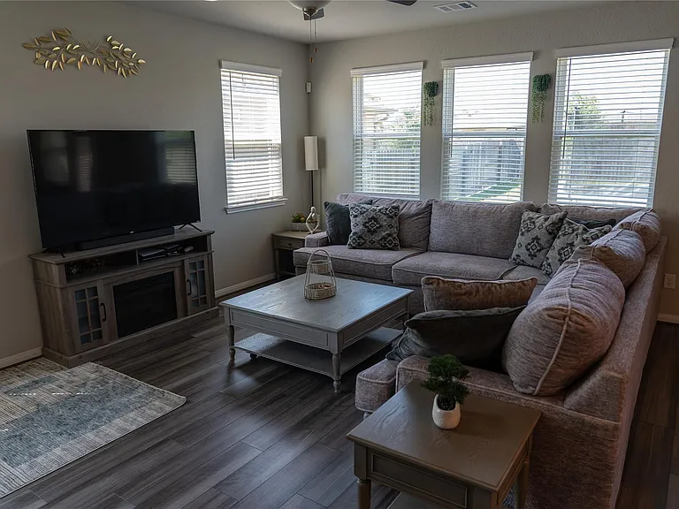 7010 Silverleaf Oak St — Photo 10