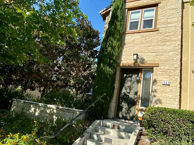 1542 McCandless Dr — Photo 2