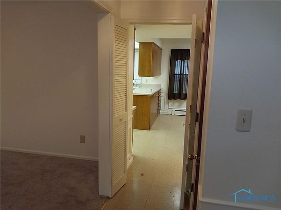 2nd image of 851 N Main St