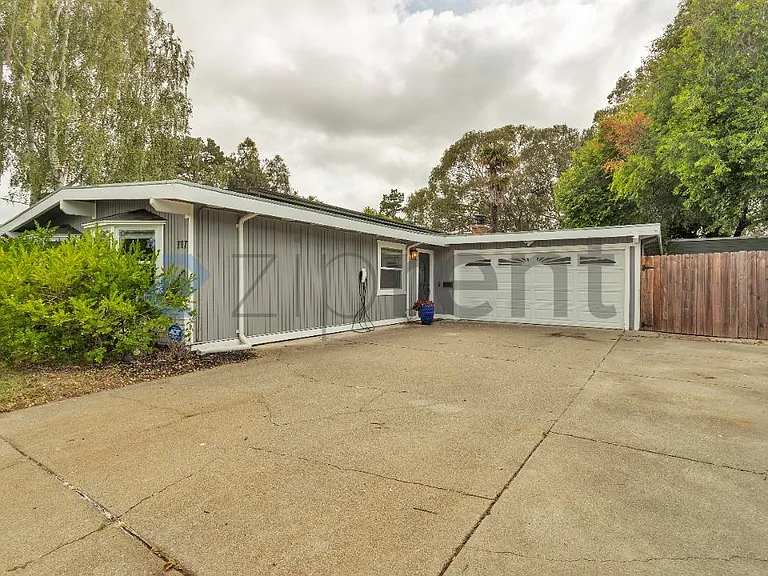 717 Pebble Dr — Photo 39