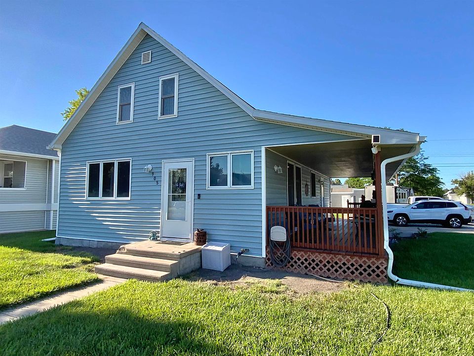 1st image of 905 W 10th St