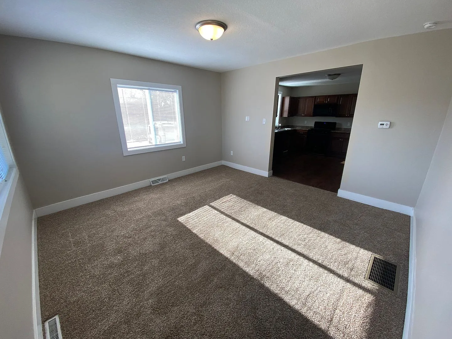 4 Bedroom Home just 3 minutes from downtown with detached garage! — Photo 4