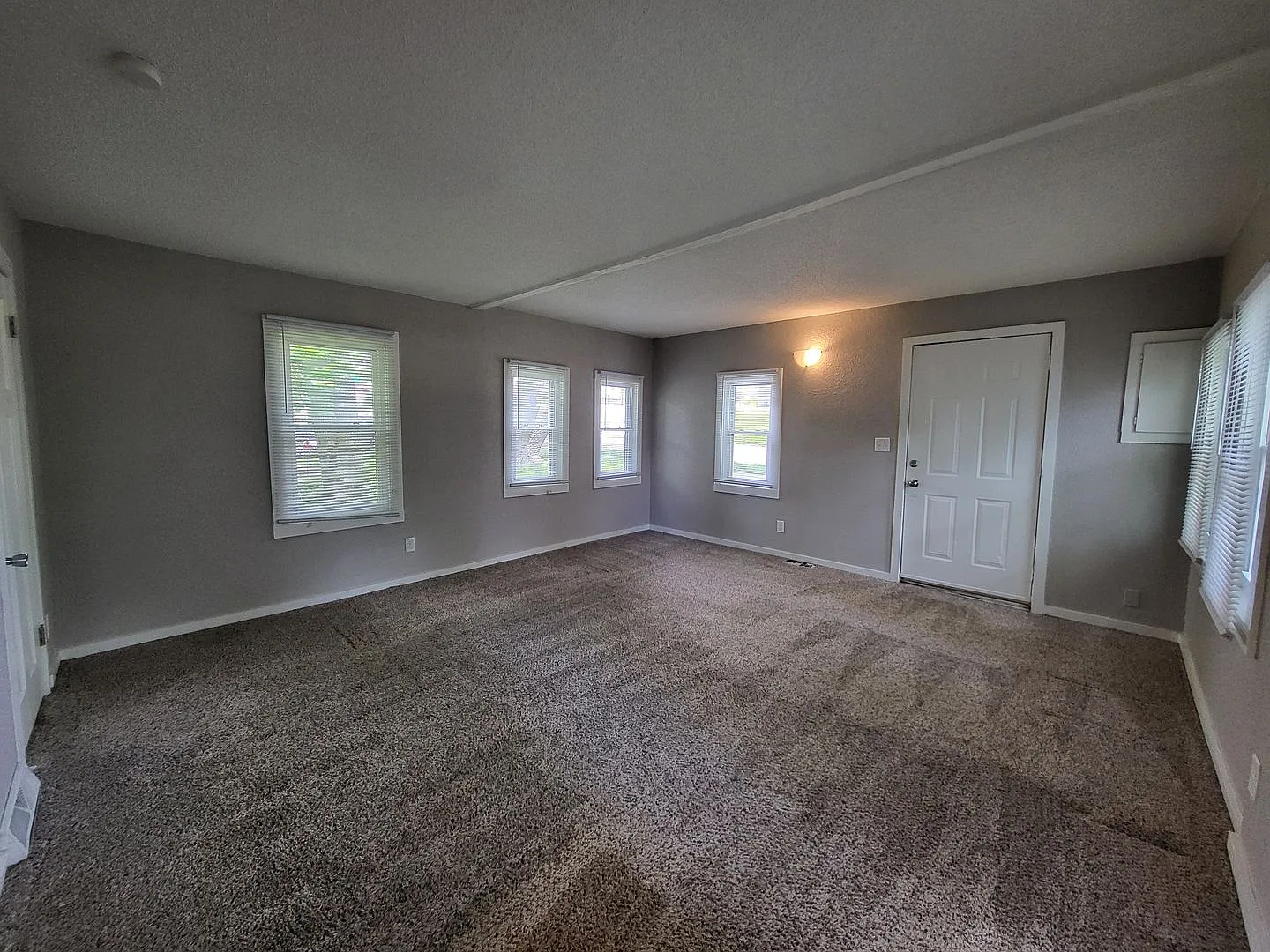 1 Bedroom home with garage! — Photo 3