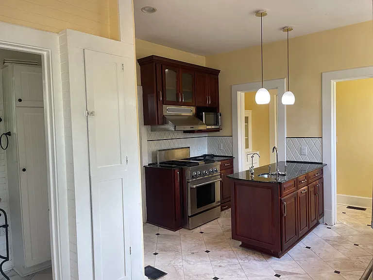 1124 N Spring St — Photo 9