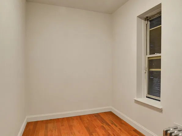 321 West 47th Street image 5 of 7