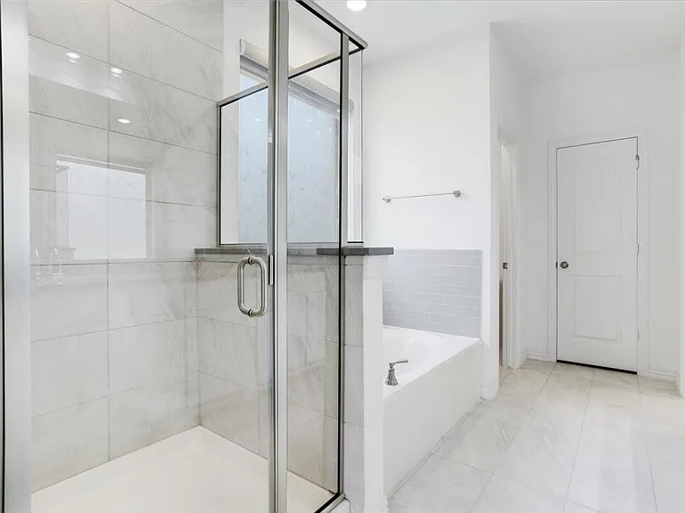 Separate stand up shower.