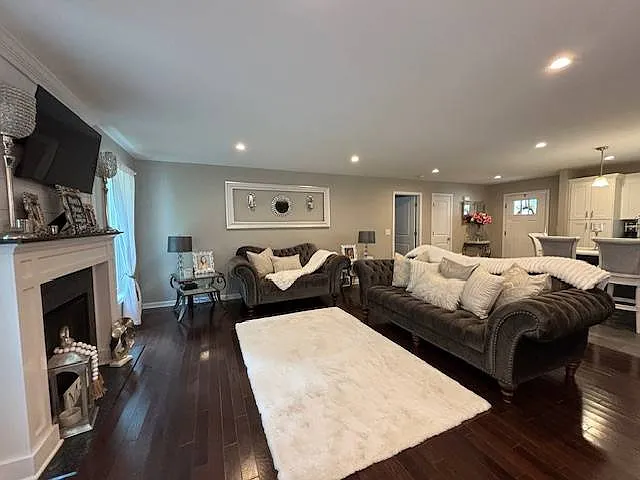3 bed, 2.0 bath, 1721 sqft, $2,900 — Photo 2