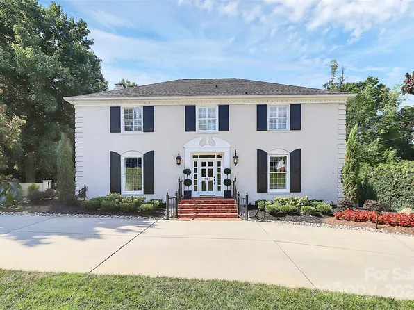 906 Colonial Dr, Albemarle, NC 28001