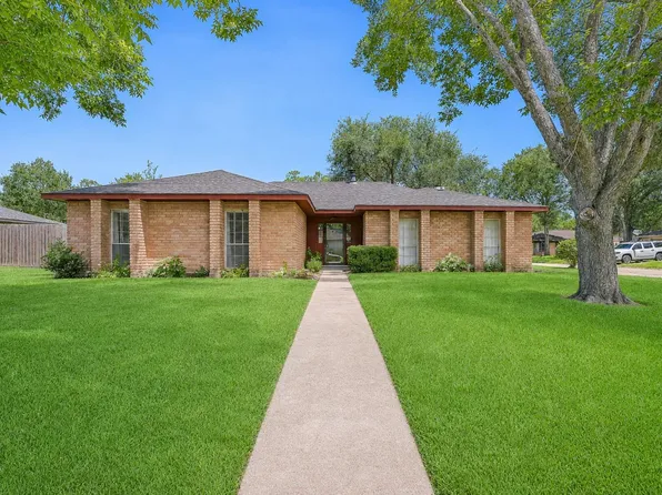 305 Castlelake Dr, Friendswood, TX 77546