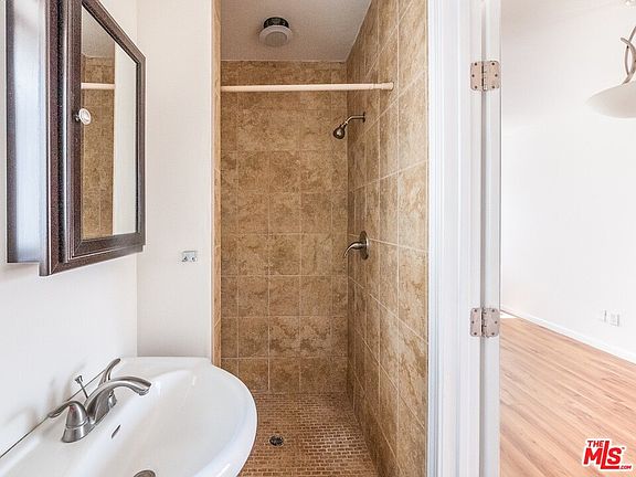 5th image of 1137 1/2 N Berendo St