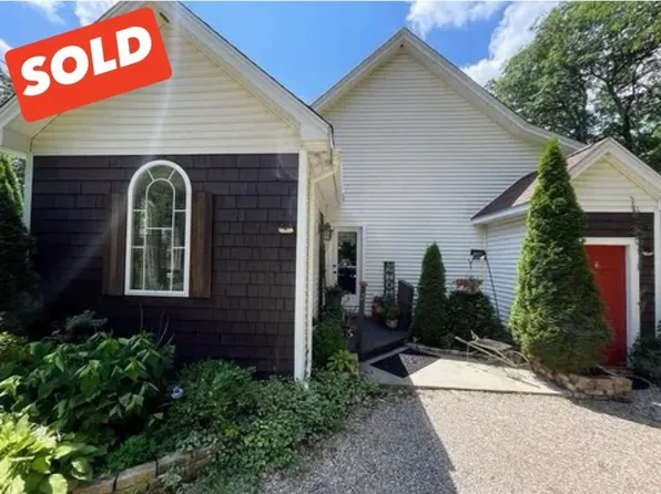 3 Mohawk Dr, Hubbardston, MA 01452