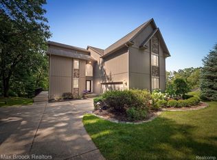 3787 Locust Dr, Oakland, MI 48363