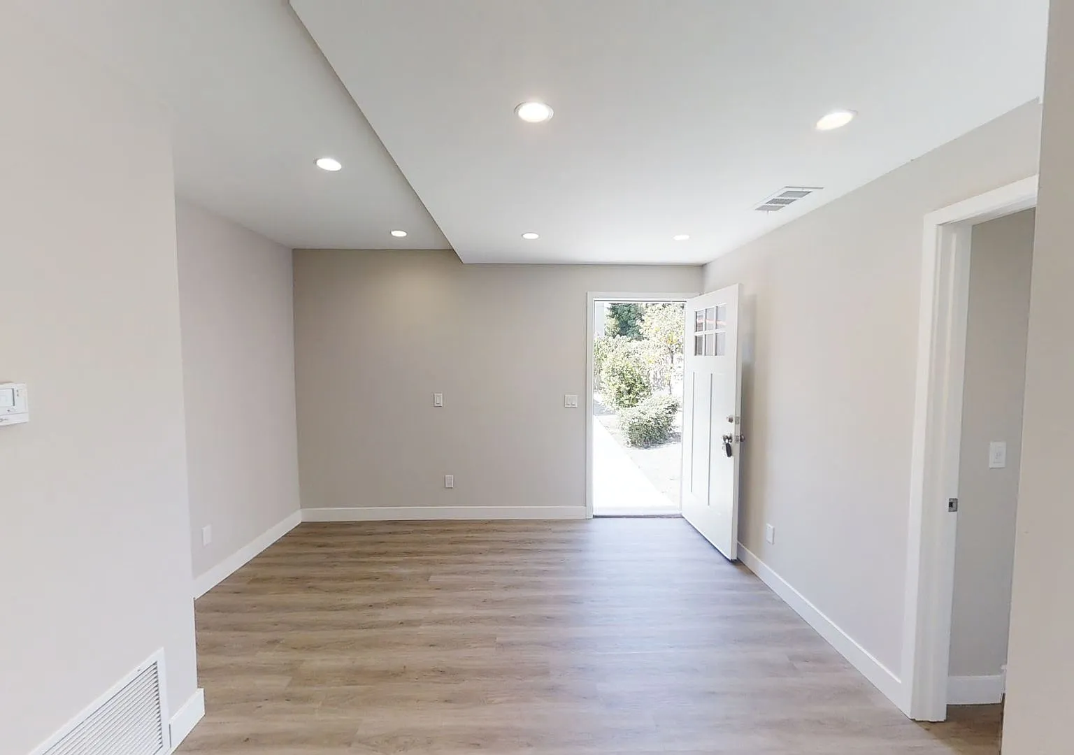 3BD/1BA on 63rd! — Photo 4