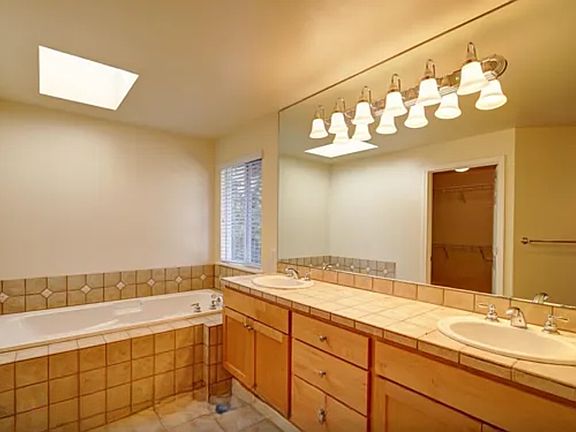 4th image of 10260 NE 30th Pl