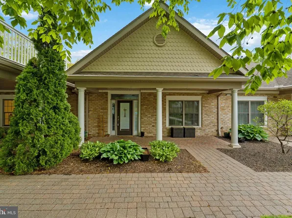 107 High Pointe Dr, Hummelstown, PA 17036