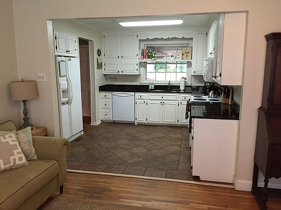 Open kitchen w/tile floor