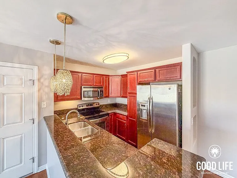 5252 Balboa Arms Dr #222 — Photo 2
