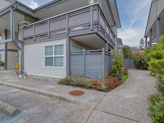 3rd image of 689 Park Rd #20