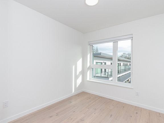 4th image of 528 E 2nd St #32