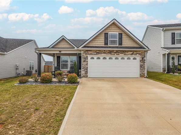 1362 Romany Ct, Boiling Springs, SC 29316