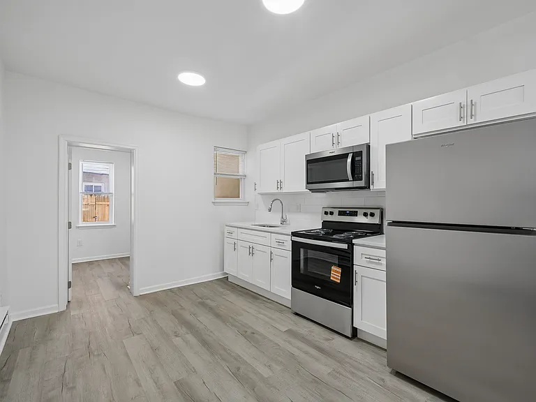 2212 Sears St — Photo 3