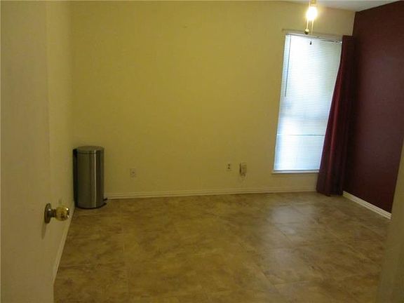 5th image of 2910 Green Oaks Dr