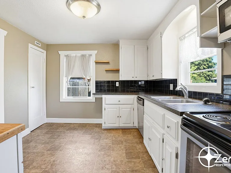 1818 W 22nd St — Photo 15
