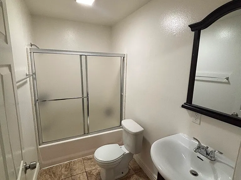 10504 S San Pedro St — Photo 8