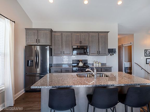 5th image of 748 W Meadowdale Cir