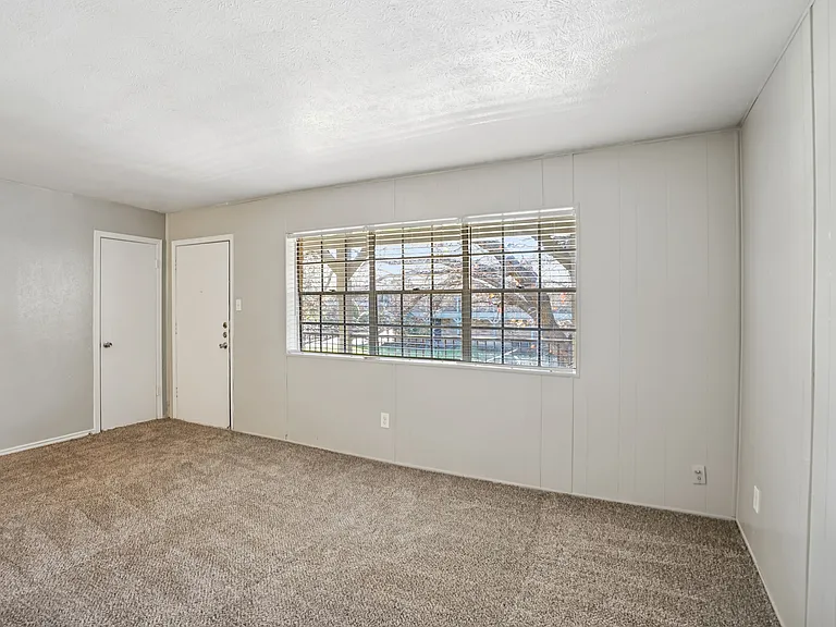London Square Apartments — Photo 25