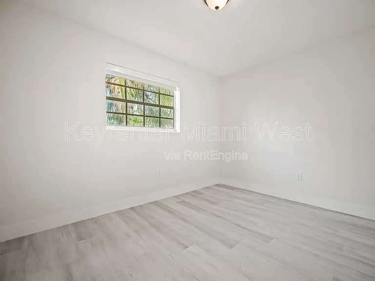 219 NW 10th Ave #4 — Photo 14
