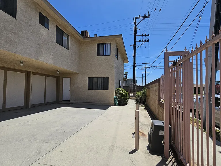 1453 Marine Ave #5 — Photo 10